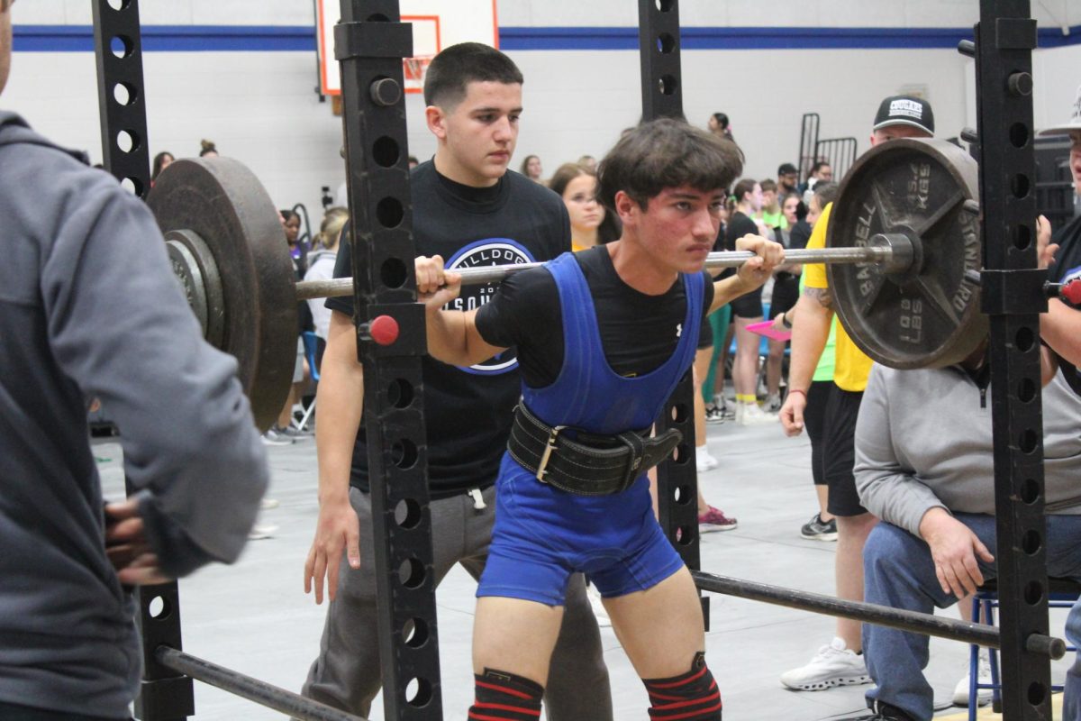 Miguel Juarez sets up his squat at the Bosqueville meet. 